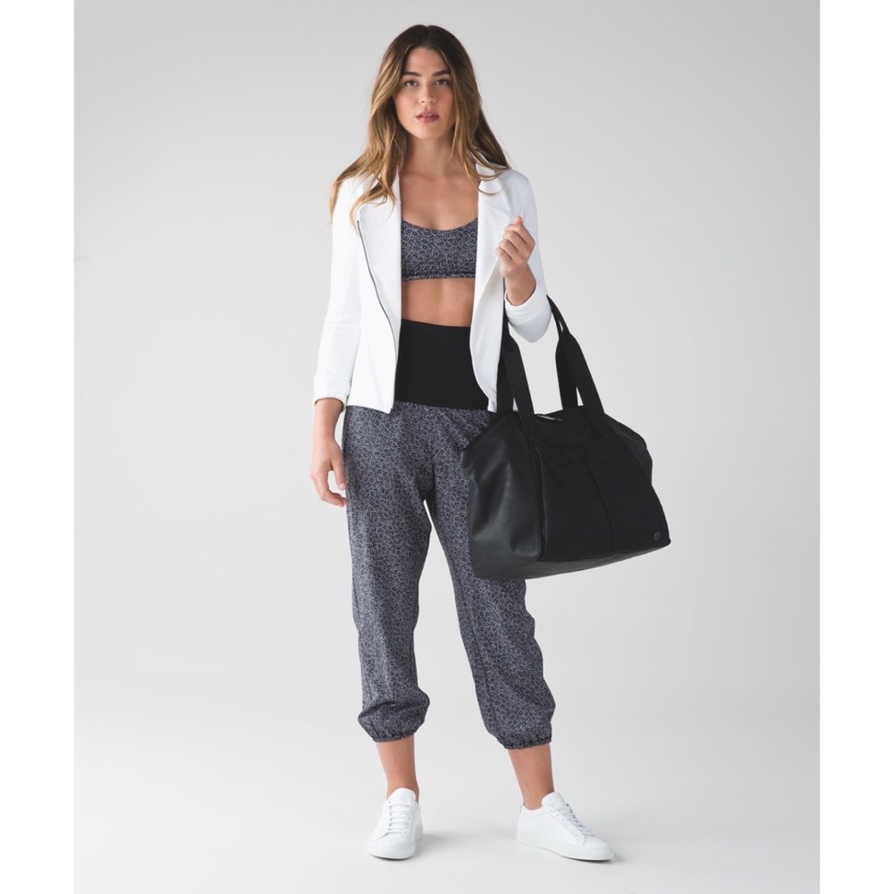 Lululemon Om Pant in Freckle Flower Black Size 4